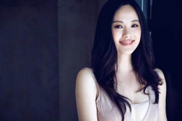 万联证券 她是陈道明的红颜知己，转身嫁王菲初恋，结婚20年不生子！身价上亿却租房住马场，影后咏梅活得太飒了！