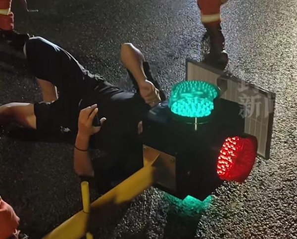 武汉世牛 四川一男子骑电动车撞上临时红绿灯，头部刚好卡进灯柱！消防人员紧急破拆40分钟成功解救送医