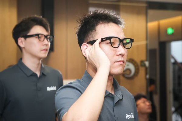伍洲配资 Rokid眼镜刚亮相外滩大会就来了淮海路，百年街区焕新“镜像世界”